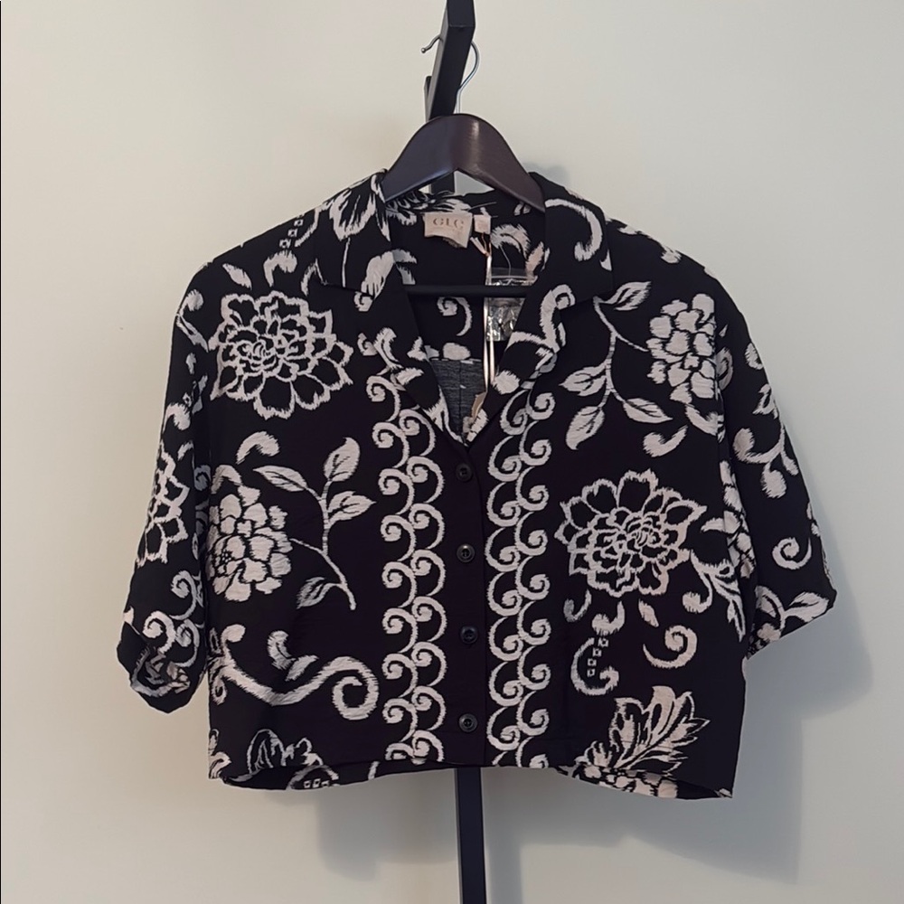 Women’s Chic Black and White Floral  Cropped Button Down Shirt. NWT